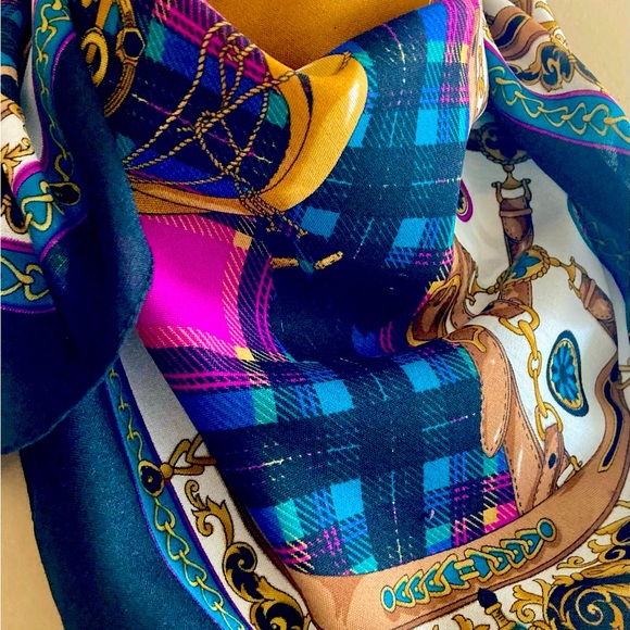 Traditional equestrian square scarf. - Picture 1 of 6